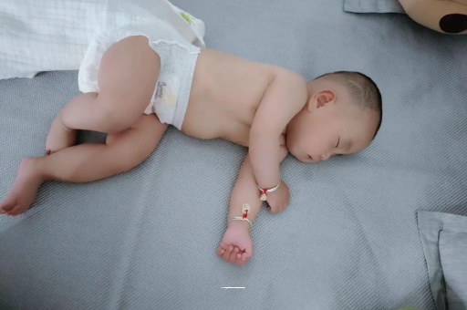 松滋宝宝拍嗝的正确方法